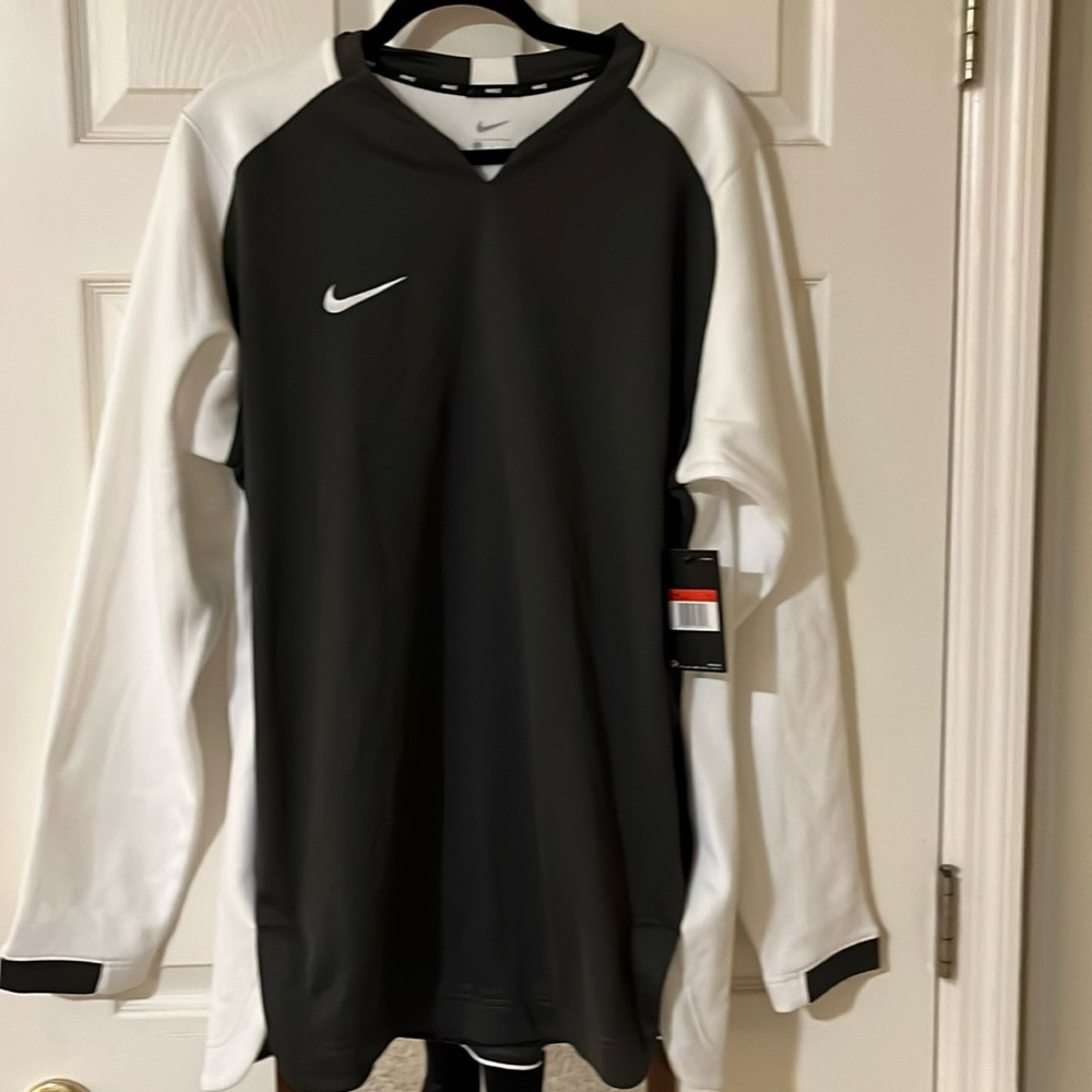 Men’s Nike pullover size medium.